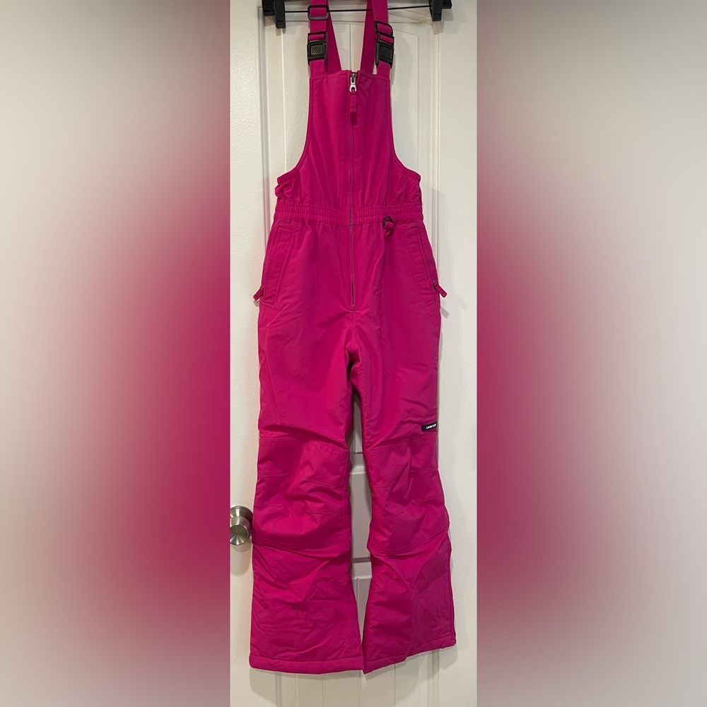 This is a pink snow bib only used once. Good condition.